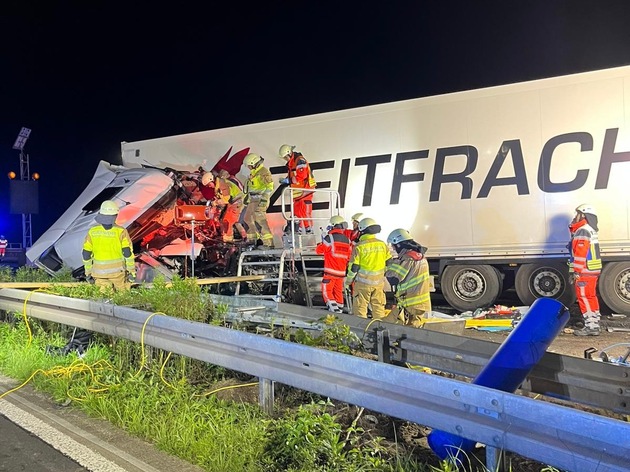 FW-GL: Aufwändige technische Rettung nach Verkehrsunfall mit einem LKW auf der Bundesautobahn 4