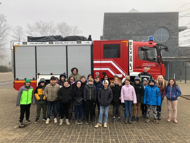 FW-KLE: Wie die Feuerwehr arbeitet/ Die Freiwillige Feuerwehr Bedburg-Hau zeigt Grundschülern, was sie tut und wie man im Notfall reagiert