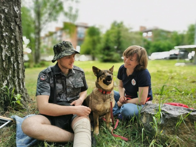 Busia, une ancienne chienne errante devenue chienne de thérapie, soutient les soldats en réhabilitation en Ukraine