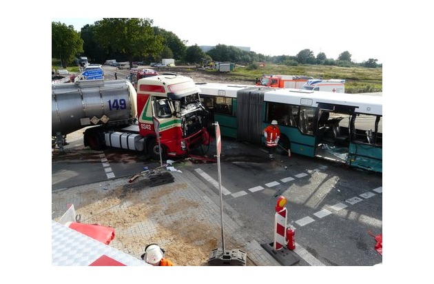 POL-WL: Rade - Busfahrer stirbt bei Verkehrsunfall