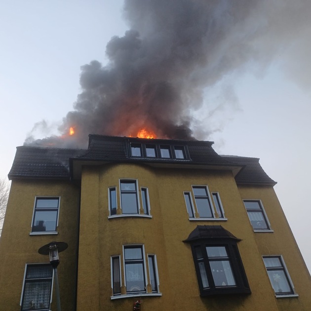 FW-EN: ERSTMELDUNG: Dachstuhlbrand in Wetter (Ruhr)