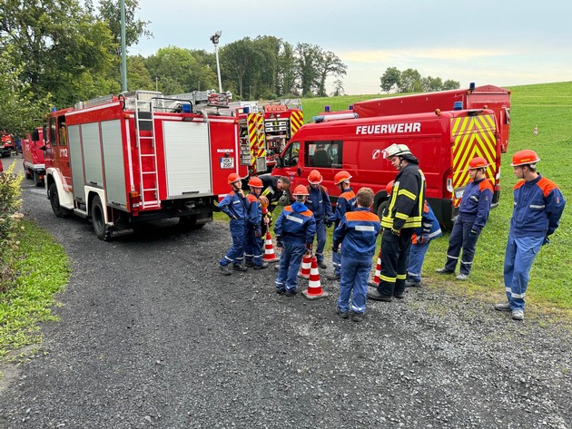 FW-AR: Zug 1 der Jugendfeuerwehr übt an Herdringer Freilichtbühne