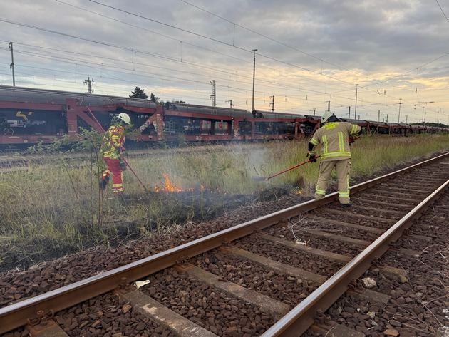 FW Lehrte: Böschungsbrand zwischen den Bahngleisen bei Lehrte