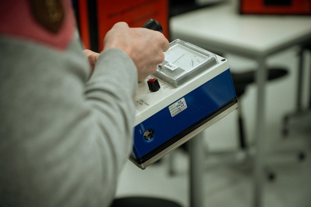 FW-SE: Gefahrgutzug Segeberg spendet Strahlungsmessgeräte an Schulen zur Förderung des naturwissenschaftlichen Unterrichts