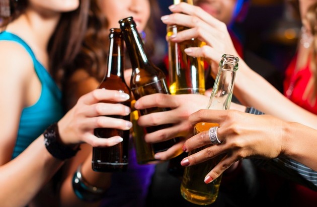 AOK NordWest: Ausfalltage wegen Alkoholkonsums in Westfalen-Lippe weiter gestiegen - Männer häufiger von Alkoholproblemen betroffen