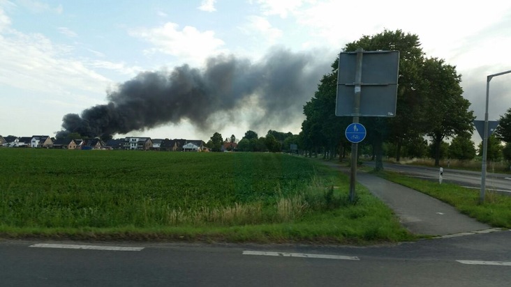 FW-KLE: Erstmeldung: Lagerhallenbrand in Bedburg-Hau / 1250qm Lagerhalle stehen in Vollbrand