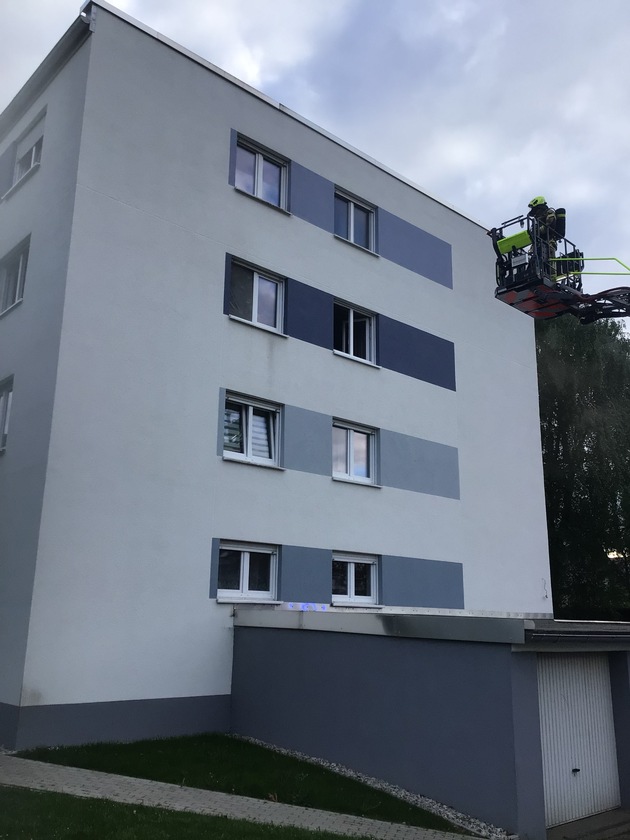 FW Paderborn: Wohnungsbrand mit Menschenleben in Gefahr in Paderborn-Schloß Neuhaus