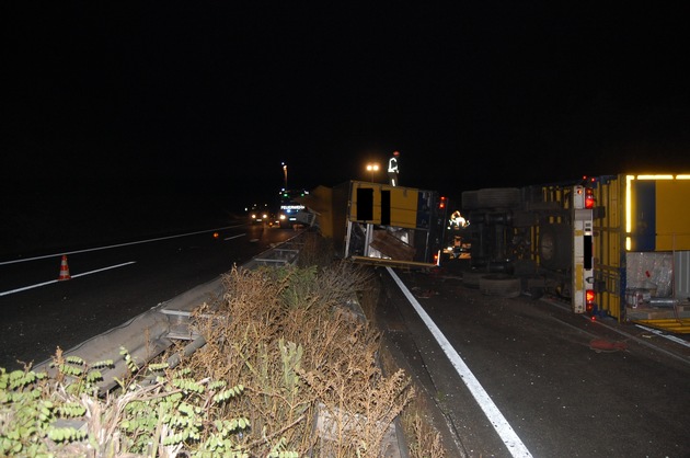 POL-PDKL: A63/Winnweiler, Lastzug kippt um und kracht in die Leitplanken