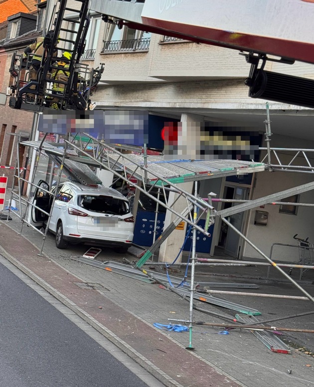 FW-OB: Verkehrsunfall mit beschädigtem Baugerüst sorgt für Einsatz der Feuerwehr
