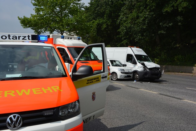 FW-MH: Verkehrsunfall mit drei verletzten Personen