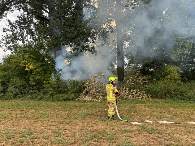 FW Alpen: Vegetationsbrand nach Blitzschlag