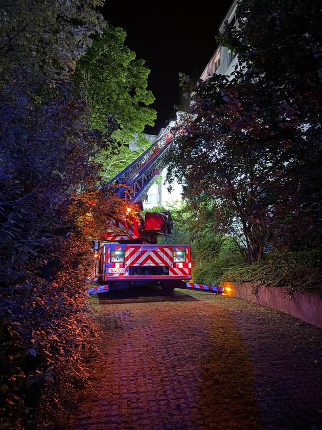 FW-E: Küchenbrand in Mehrfamilienhaus - Wohnung unbewohnbar