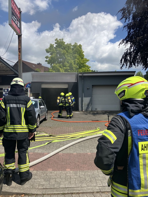 FW-WAF: Feuer in KFZ Werkstatt
