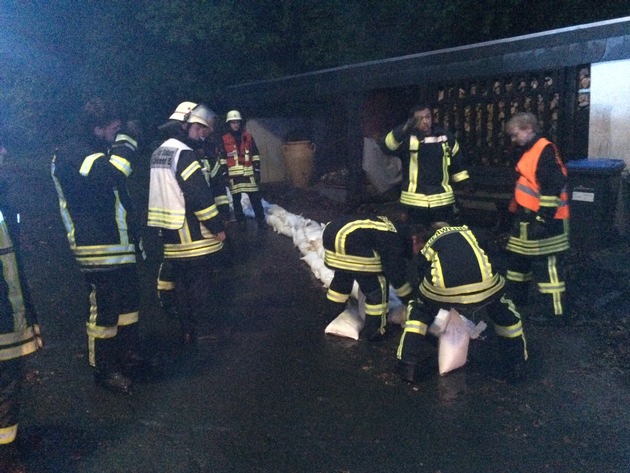 FW-Stolberg: Starkregen und mehrere Ölspuren beschäftigen Feuerwehr bis in die Nacht