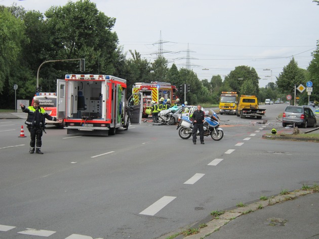 FW-GE: 3 schwer verletzte Personen nach Verkehrsunfall in Bulmke-Hüllen