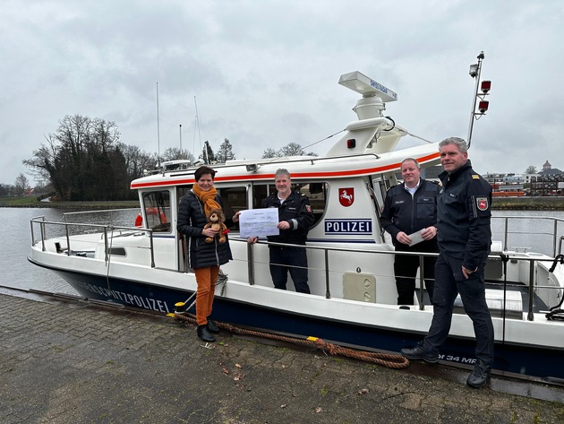 POL-EL: Lingen - Wasserschutzpolizei übergibt Scheck i.h.v. 1.000 Euro an den Verein Kinderhospiz Löwenherz e.V.