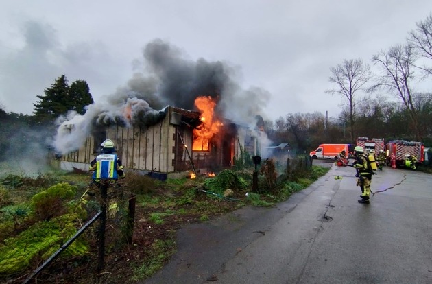 FW-E: Brand eines leerstehenden Gebäudes - langwieriger Einsatz für die Feuerwehr