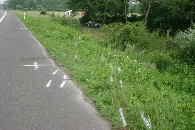 POL-D: Issum - Kreis Wesel - Tödlicher Verkehrsunfall an der A 57 in Richtung Köln - Junge Frau stirbt an der Unfallstelle - Erneuter Zeugenaufruf