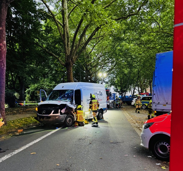 FW-GE: Verkehrsunfall mit eingeklemmter Person auf der Steeler Straße in Gelsenkirchen-Rotthausen - Zwei Personen verletzt
