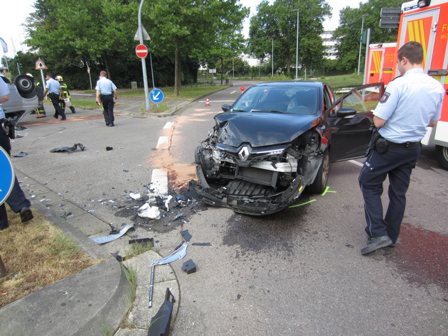 FW-MH: Verkehrsunfall: Auto auf Dach - 3 leicht verletzte Personen