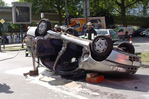 FW-E: Schwerer Verkehrsunfall mit eingeklemmter Person