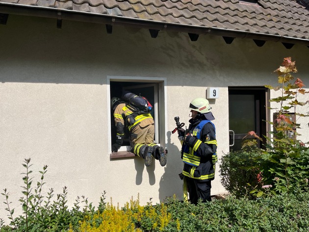 FW-PL: Feuerwehr rettet Bewohner aus verqualmter Wohnung