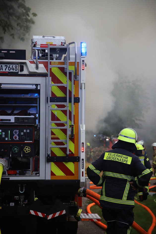 FW-SE: 36 Rundballen brennen auf einem Traktorgespann