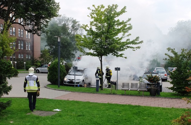 FW-GE: PKW Brand vor dem Krankenhaus Horst