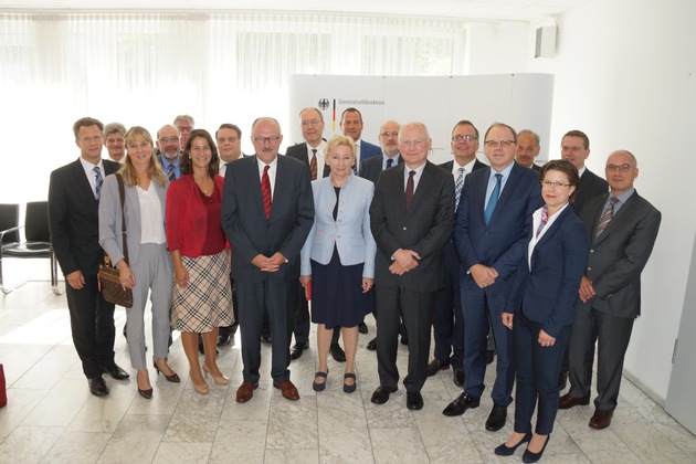 Parlamentarischer Staatssekretär Dr. Meister besucht Generalzolldirektion