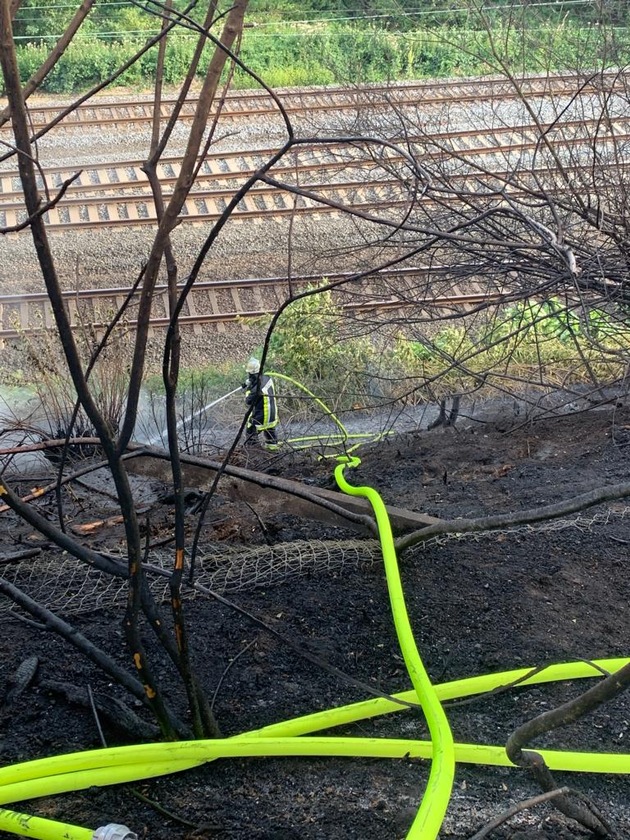 FW-E: Flächenbrand auf Bahndamm, circa 5000 m² Buschwerk in Flammen, Bahnverkehr über Stunden gestört