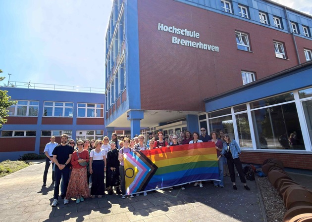 Hochschule Bremerhaven hisst Pride Flagge: Sichtbares Zeichen für Vielfalt, Akzeptanz und Solidarität