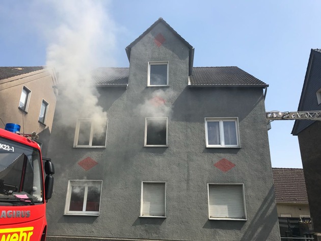 FW-RE: Brand im 1. Obergeschoss eines Mehrfamilienhauses - Gebäude unbewohnbar - keine Verletzten
