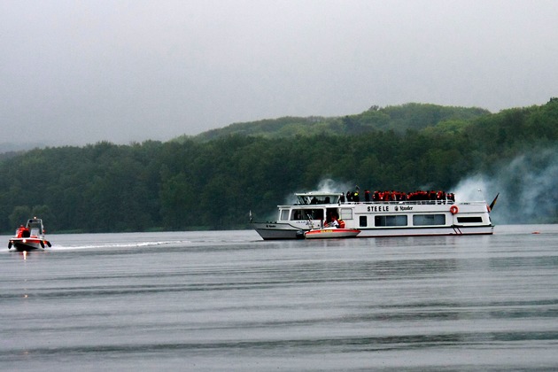 FW-E: MS Steele brennt nach Verpuffung im Maschinenraum, Großübung von Feuerwehr und Hilfsorganisationen auf dem Baldeneysee