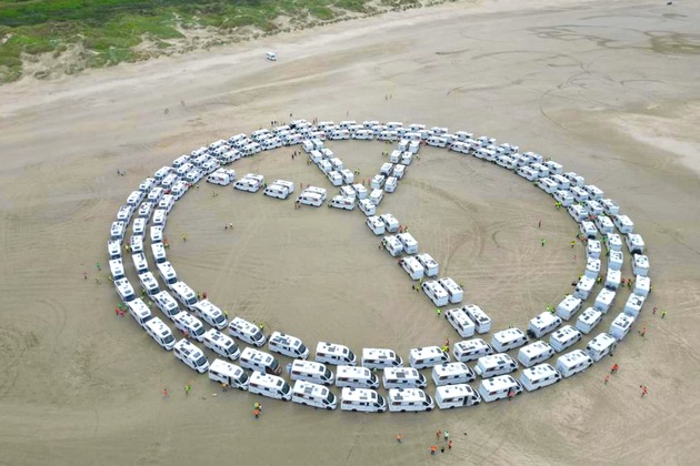 Camper setzen mit ihren Fahrzeugen ein gigantisches Zeichen für den Frieden und holen RID-Weltrekord für das »größte Peace-Zeichen aus Wohnmobilen einer Marke«