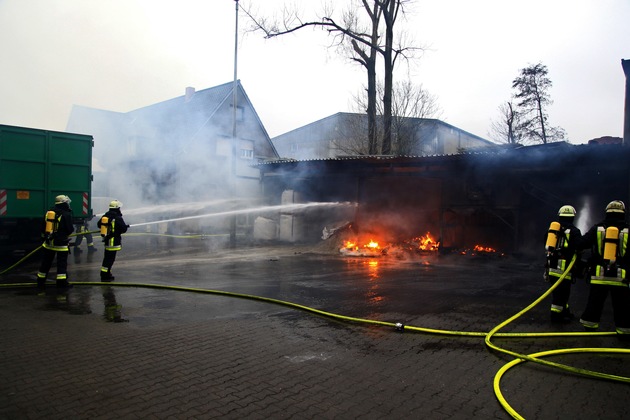 FW-E: Feuer in Essener Hafenmühle, brennt gelagertes Aluminiumgranulat