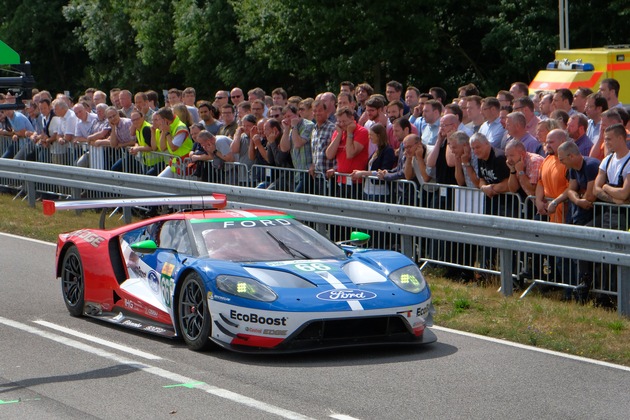 Boxenstopp bei Ford: WEC-Rennpilot Stefan Mücke dreht mit Ford GT schnelle Runden in Köln