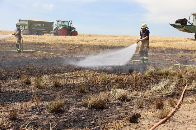 FW-E: Heißgelaufene Bremse eines Mähdreschers entzündet 500 Quadratmeter Feld, Landwirt verhindert Übergreifen auf weitere Getreidefelder