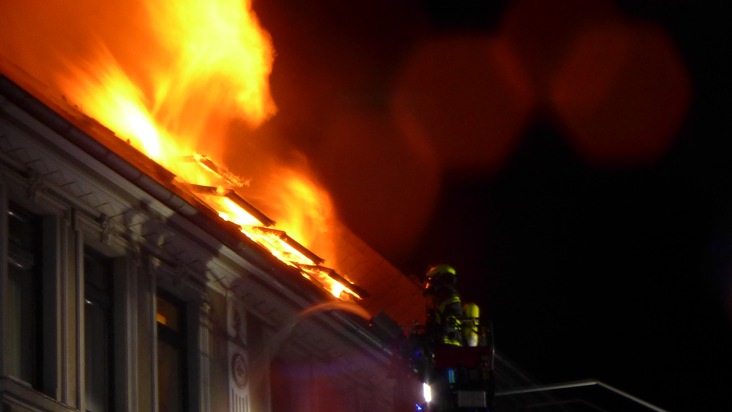 FW-OB: Feuerwehr Oberhausen rettet drei Personen bei einem Wohnungsbrand in Alstaden - Einsatzkräfte über mehrere Stunden im Großeinsatz