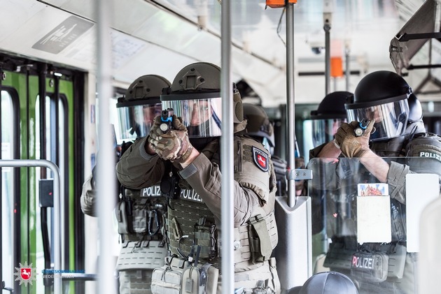 LKA-NI: Spezialeinsatzkommando trainiert in Straßenbahn für den Ernstfall
