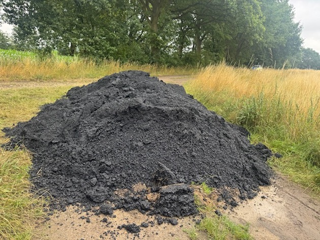 POL-LG: ++ PKW kollidiert mit Radfahrerin ++ Bauschutt bei See in Barum abgeladen (Bild) ++ Haufen Asphalt abgeladen - Hinweise gesucht (Bild) ++ Alkoholisiert auf der B4 - Polizei stoppt LKW ++