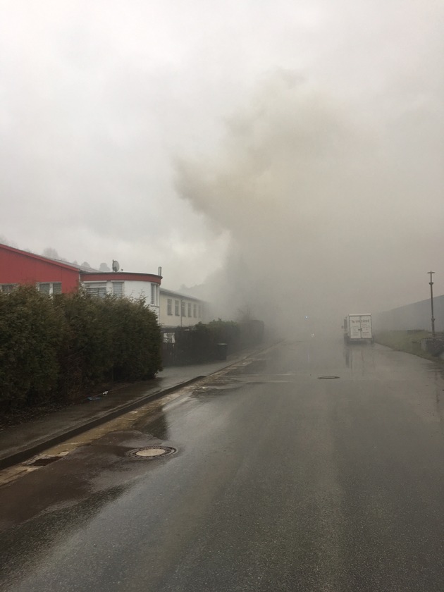 FW Lügde: Feuer 4 / Brennt Lagerhalle
