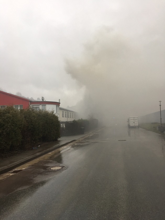 FW Lügde: Feuer 4 / Brennt Lagerhalle