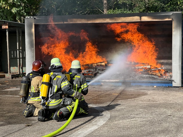 FW-WRN: Gasbrandbekämpfung der Feuerwehr Werne