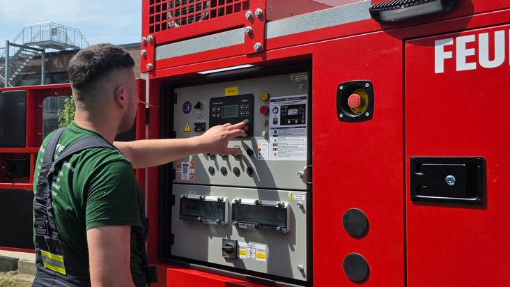 FW Celle: Feuerwehr k&uuml;hlt 15 Tonnen Tiefk&uuml;hlfracht - LKW verunfallt!