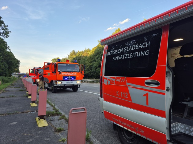 FW-GL: Feuerwehr Bergisch Gladbach unterstützt bei Waldbrand in Rösrath-Brand