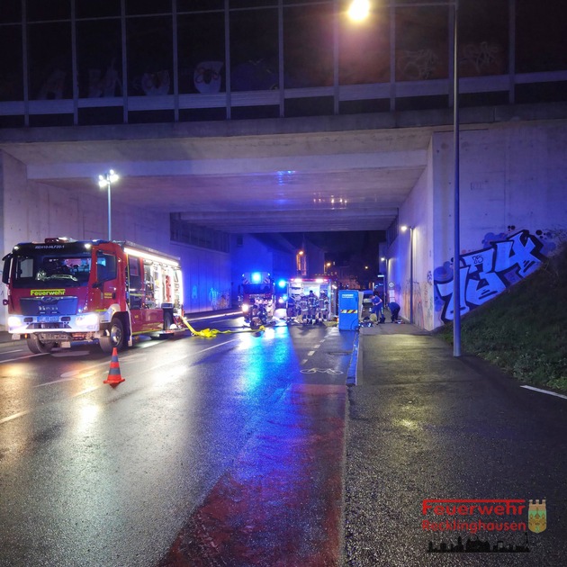 FW-RE: Garagenbrand in Gewerbebetrieb - keine Verletzten