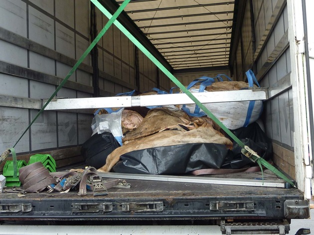 POL-WE: Verwesungsgeruch auf der Autobahn - 22 Tonnen Tierhäute konnten so nicht transportiert werden