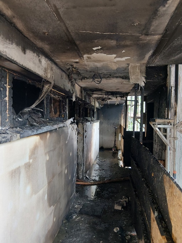 FW-Erkrath: Wohnungsbrand in Mehrfamilienhaus mit umfangreicher Menschenrettung - Acht Verletzte, davon drei leichtverletzte Feuerwehrangehörige