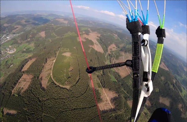 Gleitschirmfliegen im Schmallenberger Sauerland
