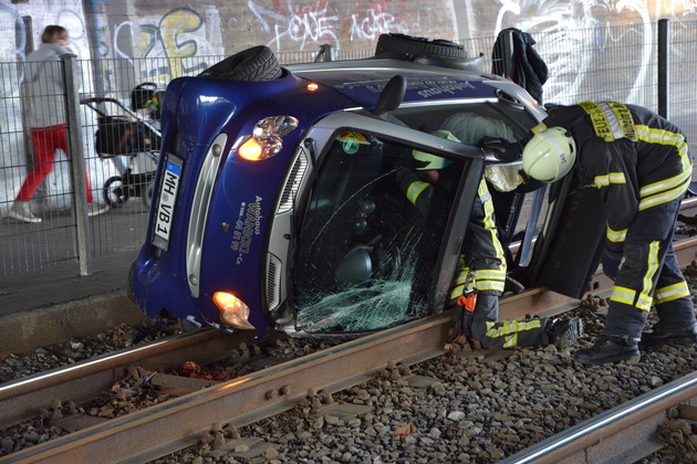 FW-MH: Auto überschlägt sich. Fahrer verletzt. #fwmh